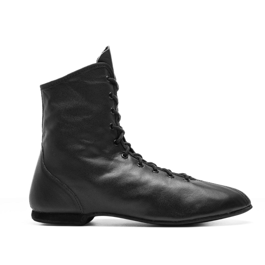 Der Rumpf 4120 HIT I Gardestiefel in Schwarz ist ein schwarzer Schnürstiefel mit flacher Sohle auf weißem Grund.