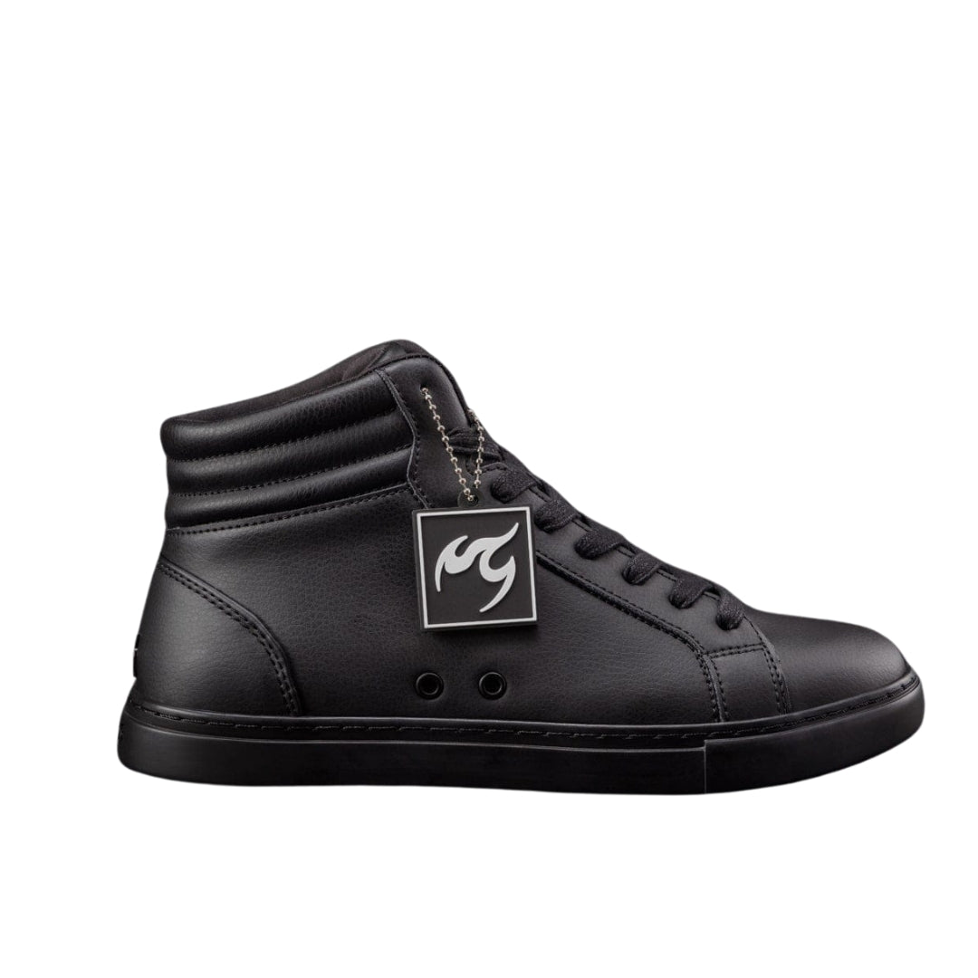 Der Fuego High-Top Dance Sneaker in Schwarz von Fuego Dance Shoes verfügt über einen gesteppten Kragen und ein Flammenetikett.