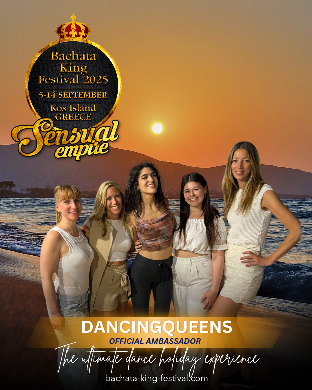 Fünf Frauen posieren mit Festivalpässen bei Sonnenuntergang an einem atemberaubenden Strand auf Kos für das Bachata King Festival 2025 von Event vom 5. bis 14. September.