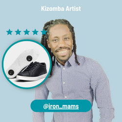 Lächelnder Mann mit Dreadlocks, Sneaker-Grafik, fünf Sternen, „Kizomba Artist“, stylische Fuego Low-Tops. @iron_mams.