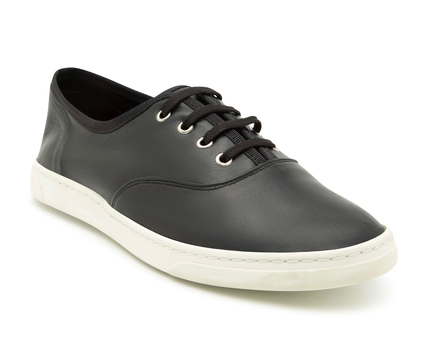 Der SMOVE Dance Sneaker in Schwarz Leder von Dancing Queens ist ein niedrig geschnittener schwarzer Schuh mit schwarzen Schnürsenkeln und einer weißen Gummisohle, die sich vor einem schlichten weißen Hintergrund abhebt.